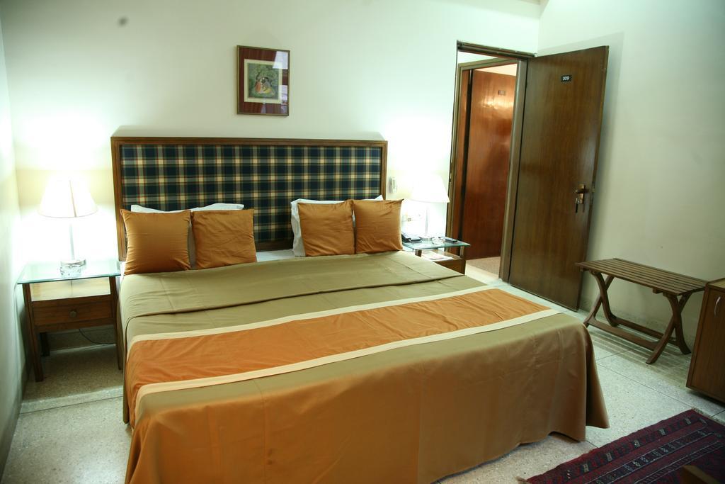 The Royal Residency Hotel Нью-Дели Экстерьер фото